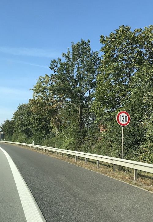 roadtrip_de_speed_sign