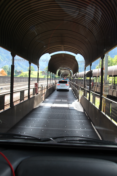 roadtrip_eiger_car_train